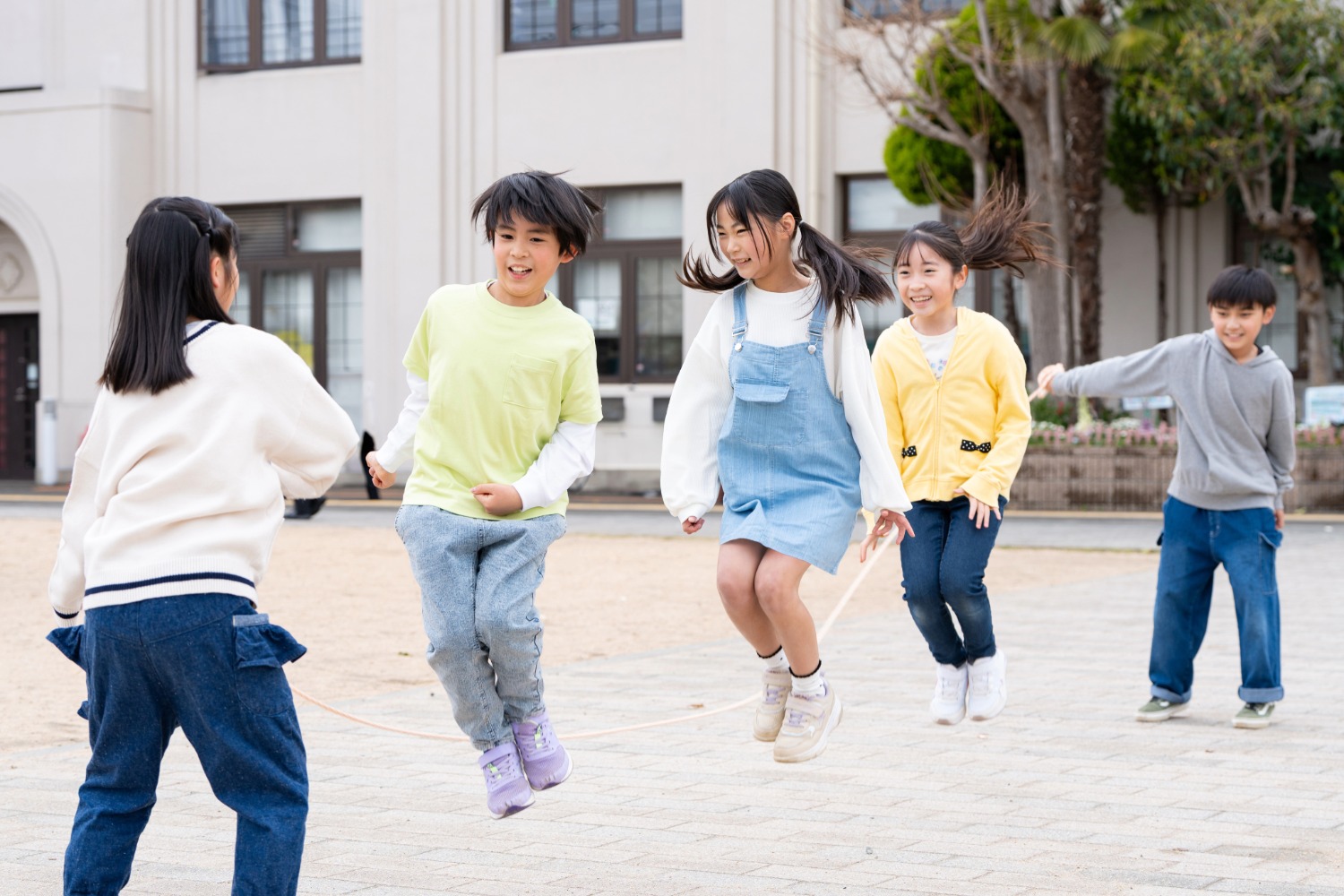 運動や学習に取り組む子どものイメージ