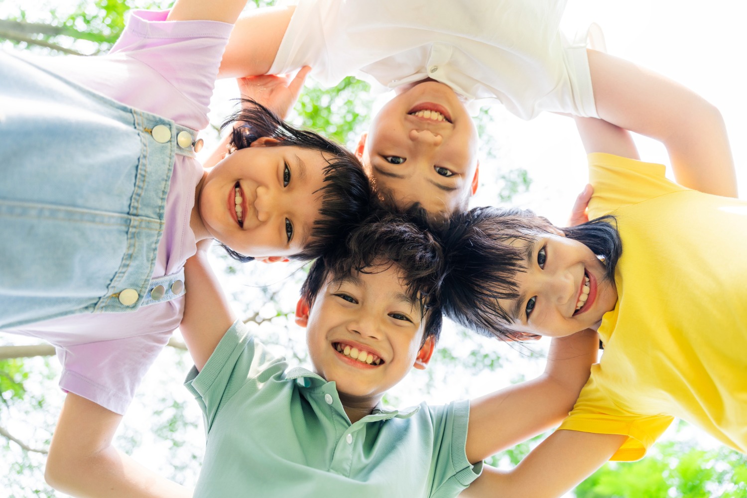 集団活動やコミュニケーションに取り組む子どもたちのイメージ